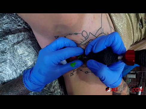 ❤️ Sully Savage, hottie estremamente tatuata, hà fattu un tatuatu nantu à u clitoris ❤️ Video porno à co.pornoxlxx.ru ﹏